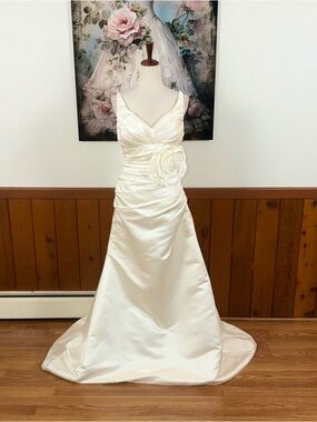 Pretty Vintage Y2K Ivory Satin Wedding Gown